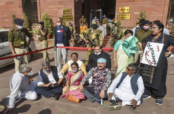 TMC MPs protest outside the Union Home Ministry. (PTI)